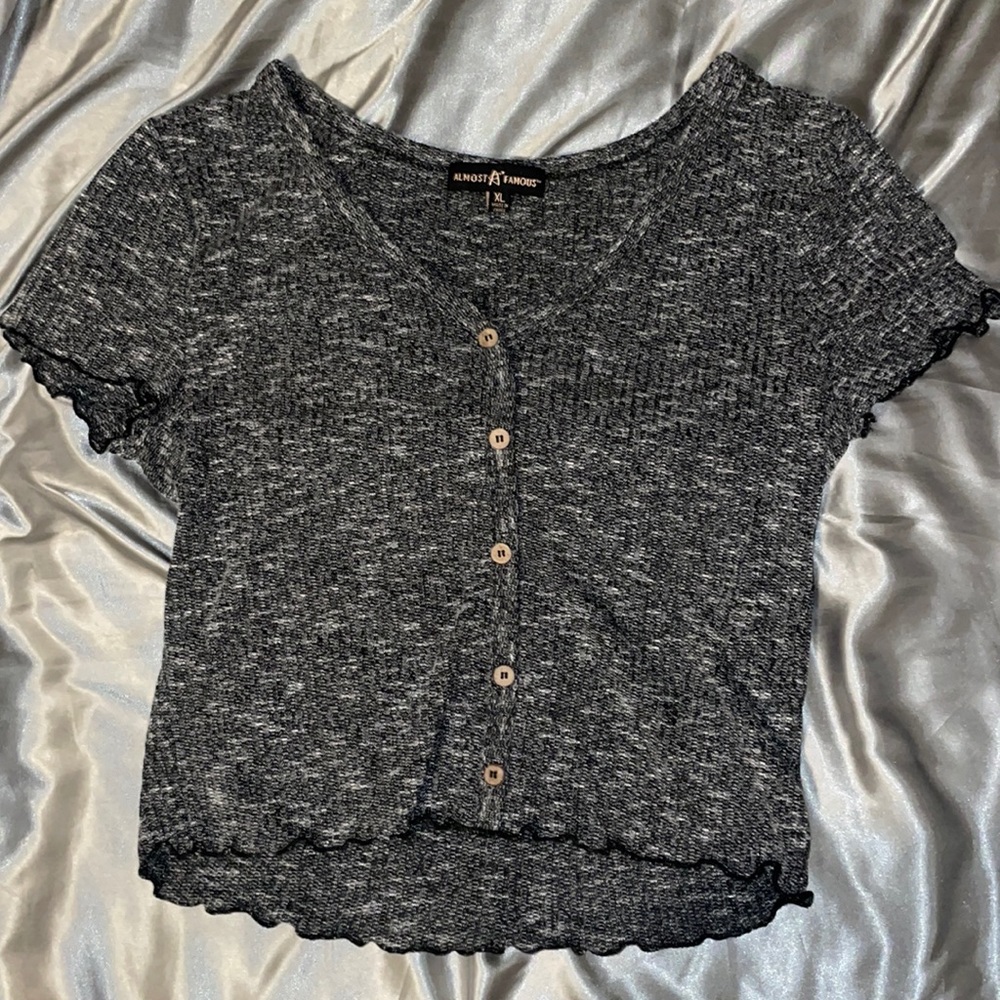XL crop top
runs big, runs more like a small/medium